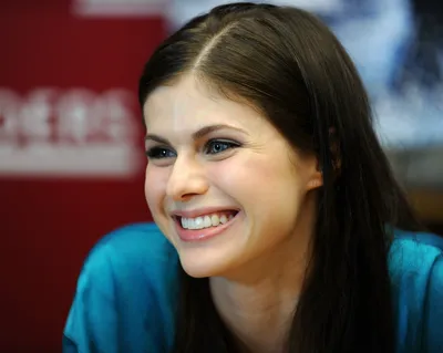 Bright Cheerful Portrait Alexandra Minimal Wallpaper 4K 1500x1199 A, Bright, And, Cheerful, Portrait, Of, Alexandra, Daddario, Showcasing, Her, Joyful, Smile, Gray, Square
