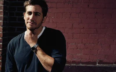 Celebrity Jake Gyllenhaal Posing Brick Black/Dark Wallpaper 4K 2560x1600 Hd, Desktop, Wallpaper, Featuring, Celebrity, Jake, Gyllenhaal, Posing, Against, Brick, Wall, Wearing, Gray, White, Ultrawide, QHD