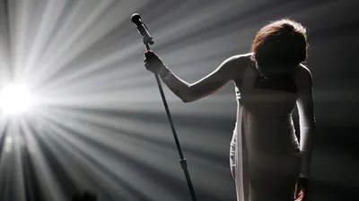 Misty Whitney Wallpaper Black/Dark Wallpaper 4K 2560x1440 Hd, Desktop, Wallpaper, Of, Whitney, Houston, On, Stage, Standing, Beside, Microphone, Dramatic, Gray, Ultrawide, QHD