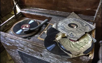 Radiant Vintage Wallpaper Abstract Wallpaper 4K 2560x1600 Vintage, Turntable, Playing, A, Vinyl, Record, Surrounded, By, Worn, Sleeves, Captured, Nostalgic, Gray, Ultrawide, QHD