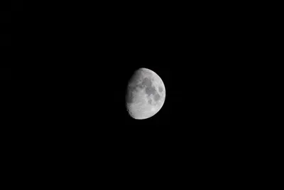 Gibbous Moon Clear Space Wallpaper 4K 3200x2133 Gray