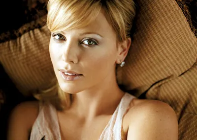 Celebrity Charlize Theron Lying Minimal Wallpaper 4K 2034x1453 Hd, Desktop, Wallpaper:, Featuring, Celebrity, Charlize, Theron, Lying, Textured, Pillow, Wearing, Light-colored, Orange, Gray, Brown, Landscape, Full HD
