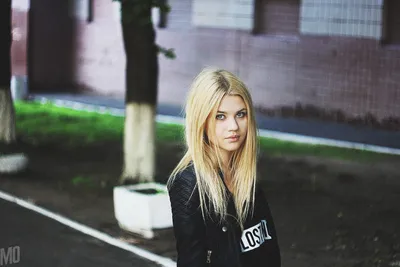 Moody Blonde Wallpaper Black/Dark Wallpaper 4K 1711x1141 Hd, Desktop, Wallpaper, Featuring, A, Blonde, Female, Model, Wearing, Black, Jacket, Standing, White, Landscape
