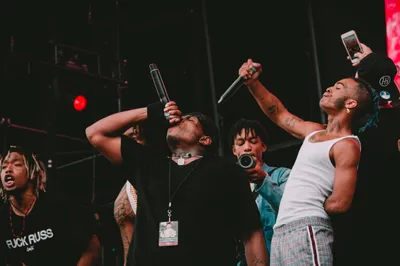 Xxxtentacion Fellow Musicians Technology Wallpaper 4K 2500x1666 Hd, Pc, Desktop, Wallpaper, Featuring, Xxxtentacion, And, Fellow, Musicians, Performing, Energetically, Stage, White, Gray, Ultrawide, Full HD